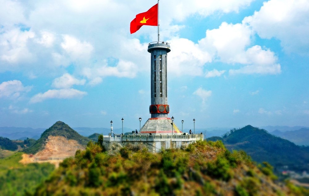 Tour du lịch vòng cung Đông Bắc 5 ngày 4 đêm | Hà Giang - Cao Bằng - Bắc Cạn Cột cờ Lũng Cú | Greenmilestravel.com cot-co-lung-cu